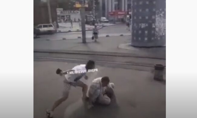 Ніхто не допоміг: відео резонансного побиття чоловіка на зупинці в Дніпрі