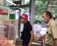 Агрессивный подросток напал на охранника в одесском супермаркете, видео:" Пошел вон, быдло"