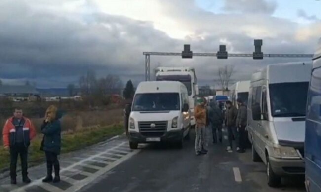 Люди попали в ловушку на границе в Одесской области из-за карантина, фото : "уже целые сутки..."