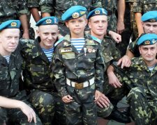 Сила, мужність і відвага: українських десантників привітали картинами (фото)