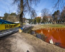 Це нагадування про злочини в Україні: озеро біля посольства рф у Вільнюсі стало червоним, кадри