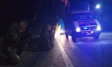 "Герой повертається додому": українці на колінах зустріли полеглого на Донбасі воїна