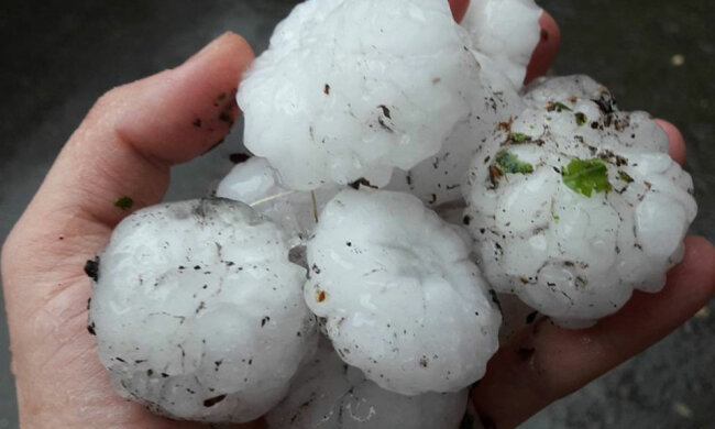 Москву засипало градом завбільшки з яйце (фото)