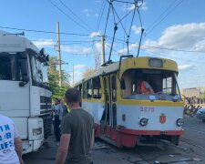 Фура протаранила трамвай з пасажирами всередині: перші кадри ДТП в Одесі