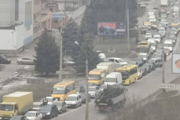 Перестрелка средь бела дня началась в Полтаве, выезды с города перекрыты: кадры с места ЧП