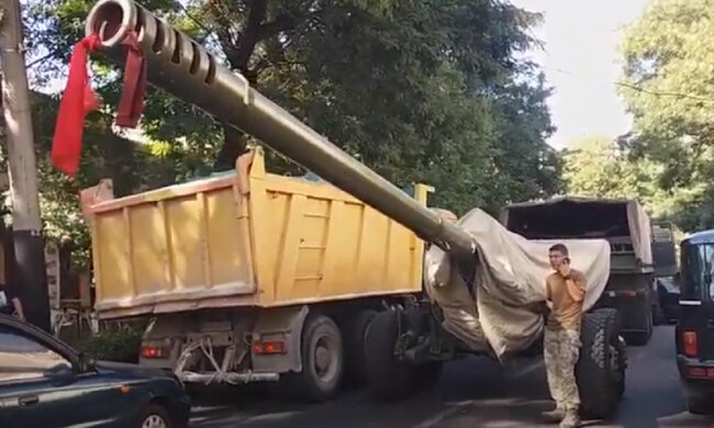 Военный грузовик попал в аварию в центре Одессы, движение остановлено: видео эпичного ДТП