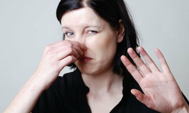 девушка неприятный запах пота