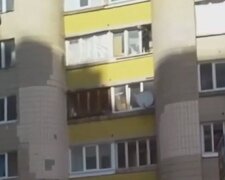 НП в Києві: чоловік виліз на балкон і пригрозив зістрибнути, на місце терміново з'їхалася поліція