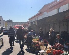 Перші ринки відкрилися в Одесі: в яких умовах працюють продавці, фото