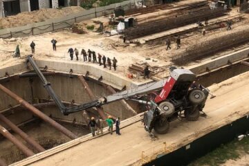 Під час будівництва метро в Києві завалився кран, кадри НП: "Він просто втомився"