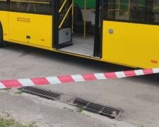 Коктейль Молотова швырнули в троллейбус людьми в Киеве, есть пострадавшие: фото с места