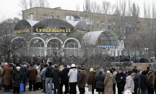 Жители ОРДЛО в норковых шубах дерутся за гуманитарку: "кусок гнилого хлеба на кону"