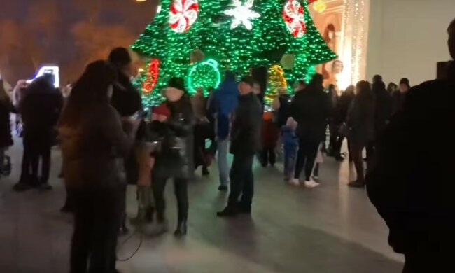 В Одессе возле мэрии под российский блатняк зажгли новогоднюю елку, видео: "Пир во время чумы"