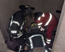 Дівчина провалилася в шахту ліфта з величезної висоти, кадри: рятувальники кинули сили на допомогу
