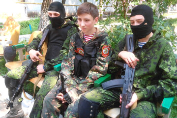 Автомати зі школи: як бойовики «ДНР» виховують дітей – відео
