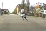 В Одессе ребенок бросился под машины на глазах у родителей, видео: "Стоял со всеми, а потом сиганул"