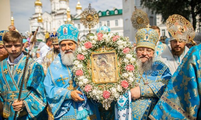Верующие УПЦ празднуют день Почаевской иконы Богородицы: "Просят об исцелении от смертельных заболеваний"