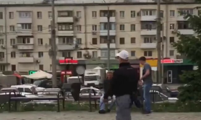 Харьковчанин выгуливал на площадке экзотическое животное: забавные кадры