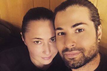 Мозговая сделала заявление в связи с болезнью своего мужа-певца Дэвида Аксельрода: "Держитесь!"