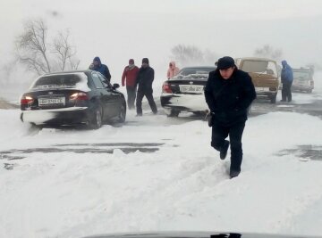 Порятунок зі снігового полону: застряглих на трасі Одеса-Рені евакуювали (фото)
