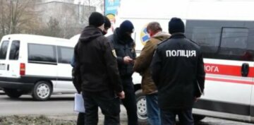 В Харькове мужчина набросился на патрульных с оружием: кадры схватки