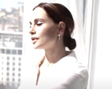 Украинская Анджелина Джоли в прозрачном боди соблазнительно растянулась на пианино: смелый снимок