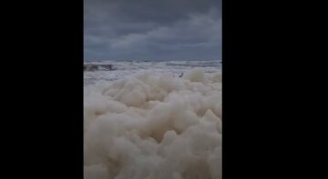 Одесские пляжи окутала необычная пена