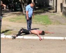 В Одессе малолетний неадекват напал на преподавателя, видео: "Бил кулаками и прыгал"
