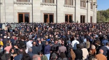 Армяне взбунтовались после капитуляции Пашиняна, тысячи людей штурмуют правительство: кадры с места событий