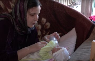 Украинка, которая 11 лет находится в инвалидном кресле, родила пятого ребенка: "Врачи говорят: "Вам нужно перевязать трубы"