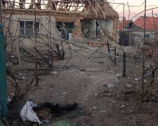 Людям нікуди повертатися: під обстріли окупантів потрапило українське село, будинки зруйновані