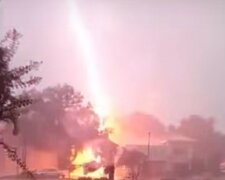 Потужна пожежа спалахнула на Харківщині через блискавку, фото: "потрапила прямо в будинок"