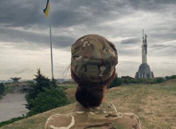Українська Лара Крофт: снайпер ЗСУ зачарувала красою та схожістю з Анджеліною Джолі
