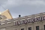 Шел по самому краю парапета: безумный харьковчанин решил прогуляться по крыше, кадры