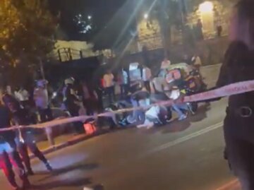 Невідомий розстріляв автобус із людьми на парковці: з'явилося відео з місця НП