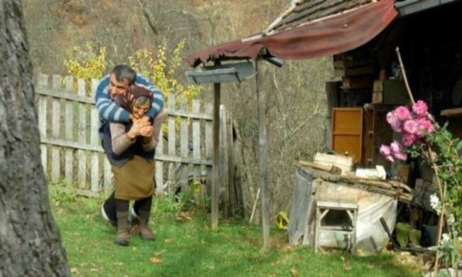 "Только настоящая мать способна на такое": женщина не отказалась от сына-инвалида и 60 лет носит его на руках