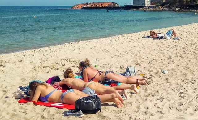 "Карантин не перешкода": в Одесі відкрили пляжний сезон, промовисті фото