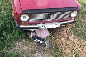 Пьяный водитель сбил на обочине маму с годовалой девочкой: "Коляска оказалась под авто"