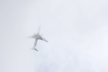 самолет, облака, самолет в небе