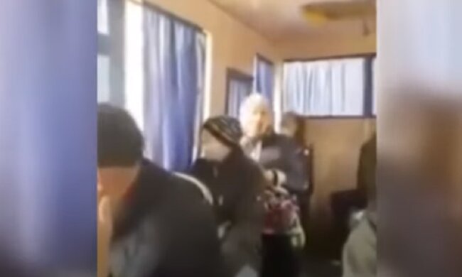 "Одна в незнайомому районі": в одеській маршрутці помітили 6-річну дівчинку в піжамі і тапках, фото