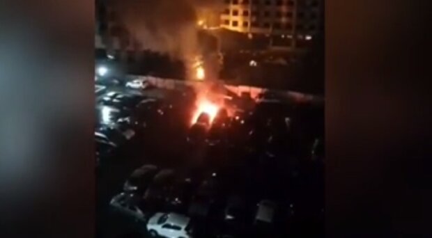 Автомобили массово поджигают в Одессе:кадры происходящего