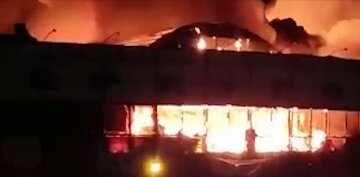 Мощный пожар охватил ТЦ в россии, огонь перекинулся даже на парковку: подробности и кадры с места