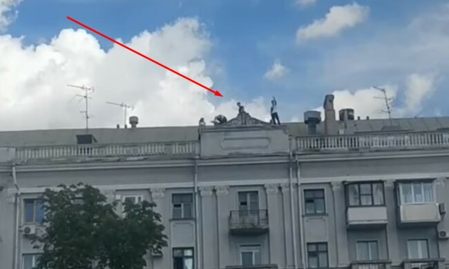 У Харкові підлітки забралися на дах висотки заради "ефектного" відео: моторошні кадри