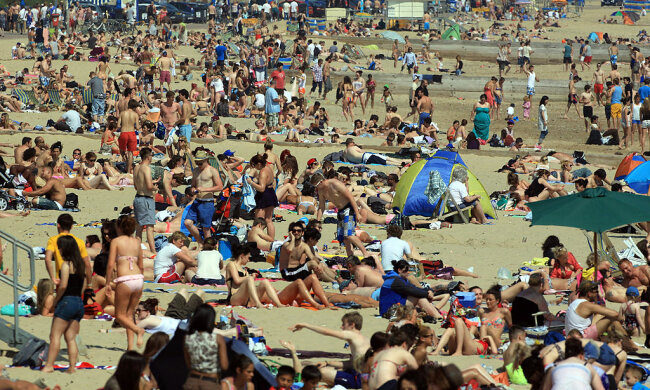 лето пляж песок отдыхающие солнце зонтики люди