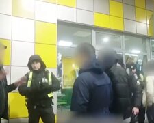 На Киевщине 65-летний депутат напал на полицейских, видео: "плевался и угрожал"