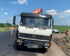 В Харькове грузовик наехал на ремонтника дороги: фото с места