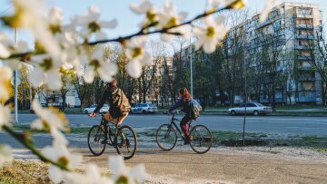 погода весна квітень люди прогулянка велосипед