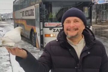 "Это невероятно добрый знак": белый голубь сел на руку украинскому священнику