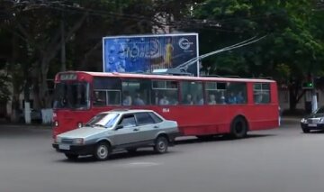 У тролейбусі вода хлинула зі стелі, намочивши пасажирів: відео з Одеси