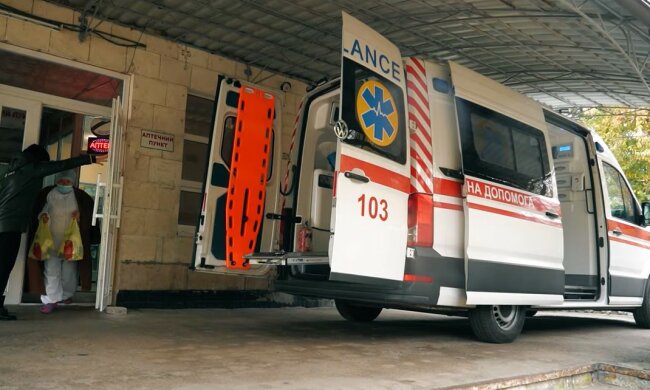 Требовал лечить бесплатно: пациент сломал руку врачу на Днепропетровщине